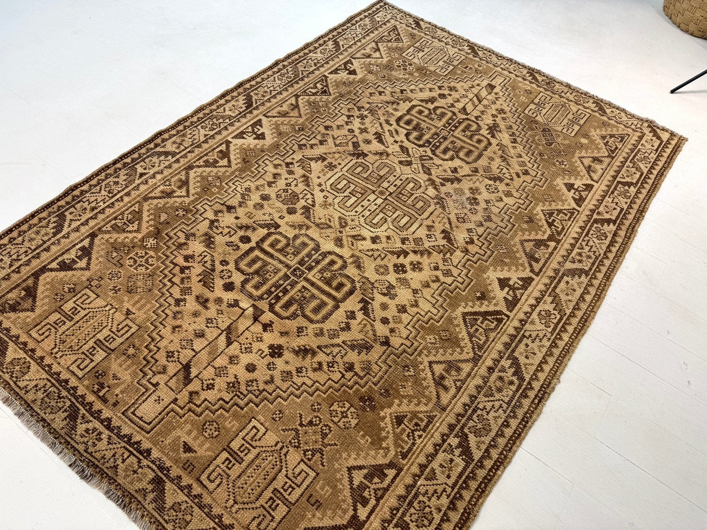 Persian Shiraz Rug | 5' 5” x 7' 11"