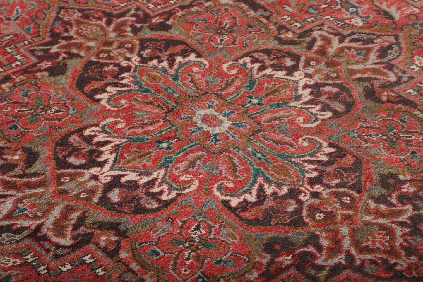 Persian Heriz Rug | 6' 9" x 9' 6"