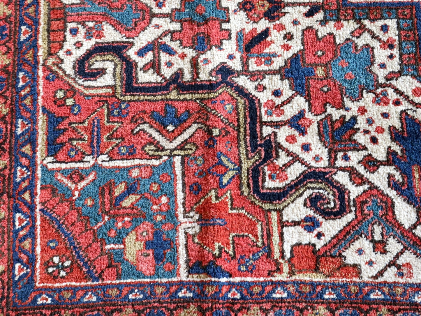 Persian Heriz Rug | 9' 5" x 12' 10"