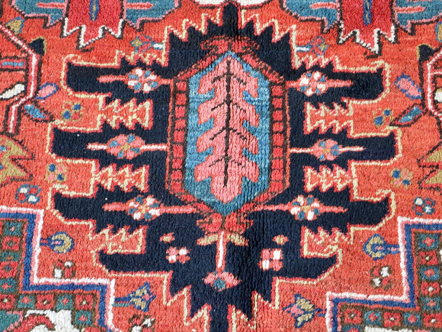 Persian Heriz Rug | 9' 5" x 12' 10"