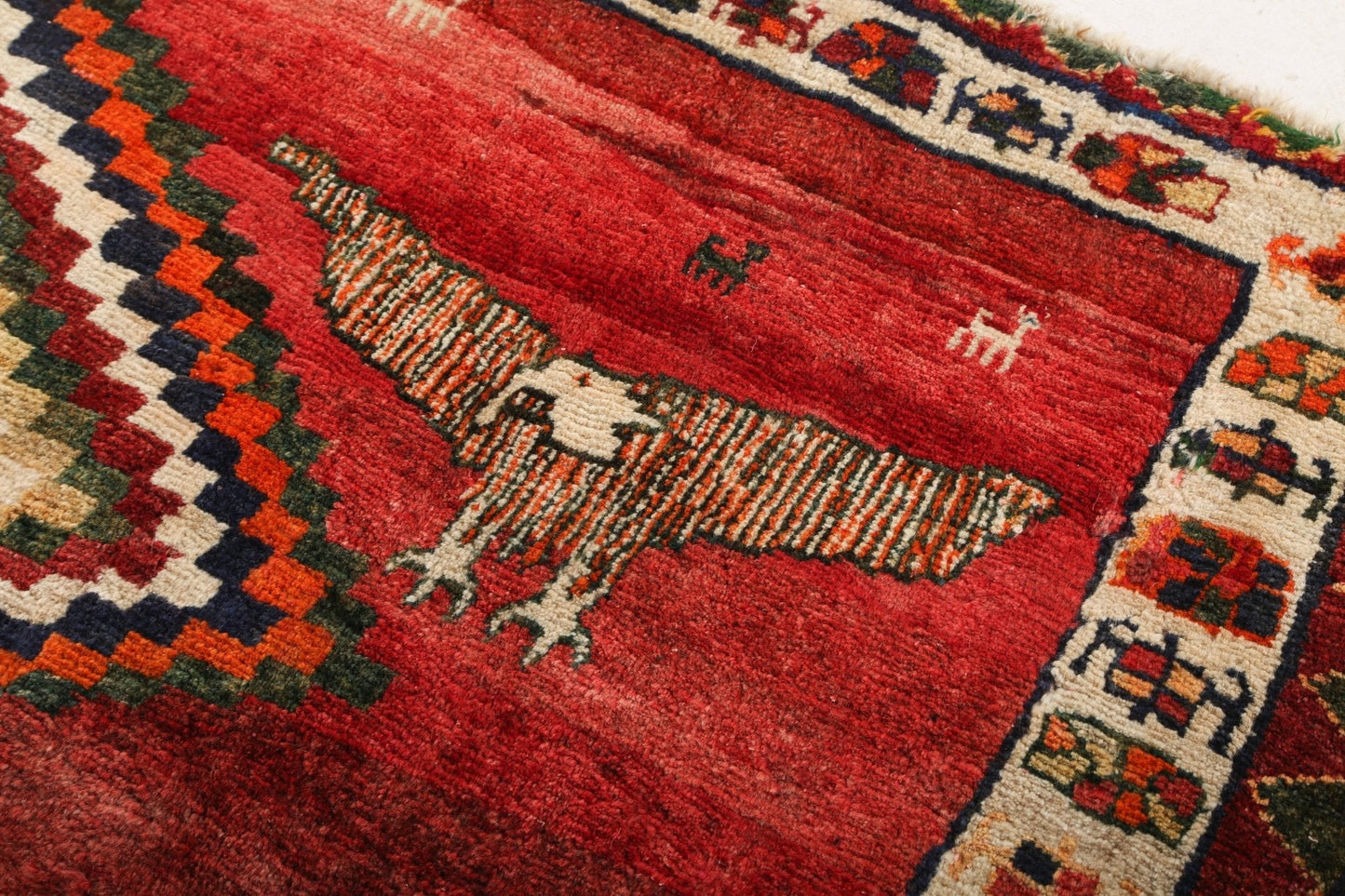 Persian Shiraz Rug | 5' 11" x 6' 9"