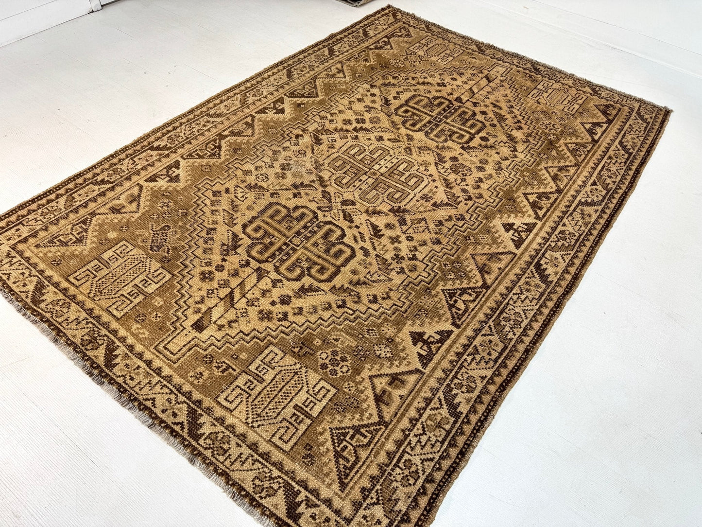 Persian Shiraz Rug | 5' 5” x 7' 11"