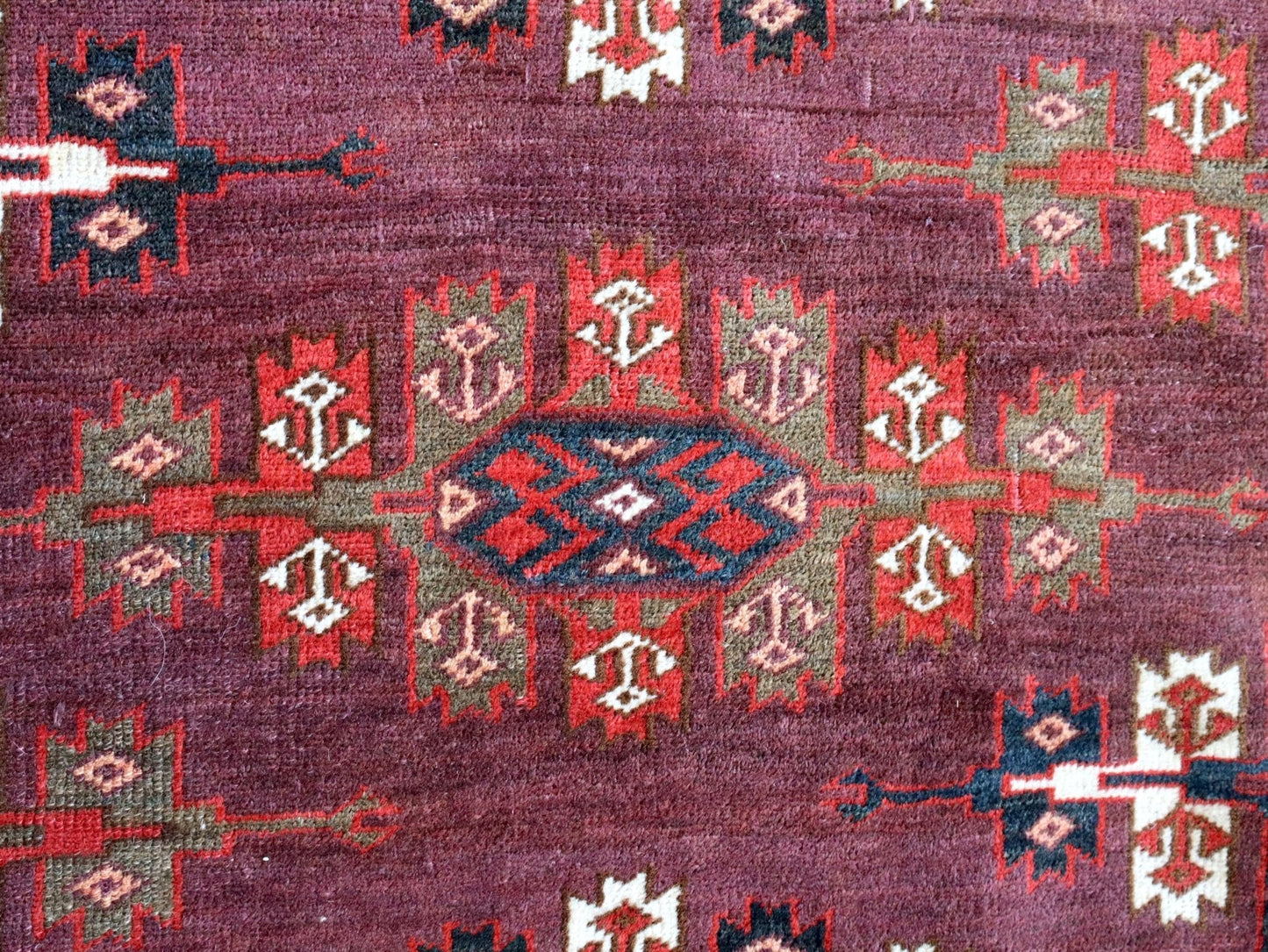 Turkmen Yomut Rug | 6' 10" x 10' 7"