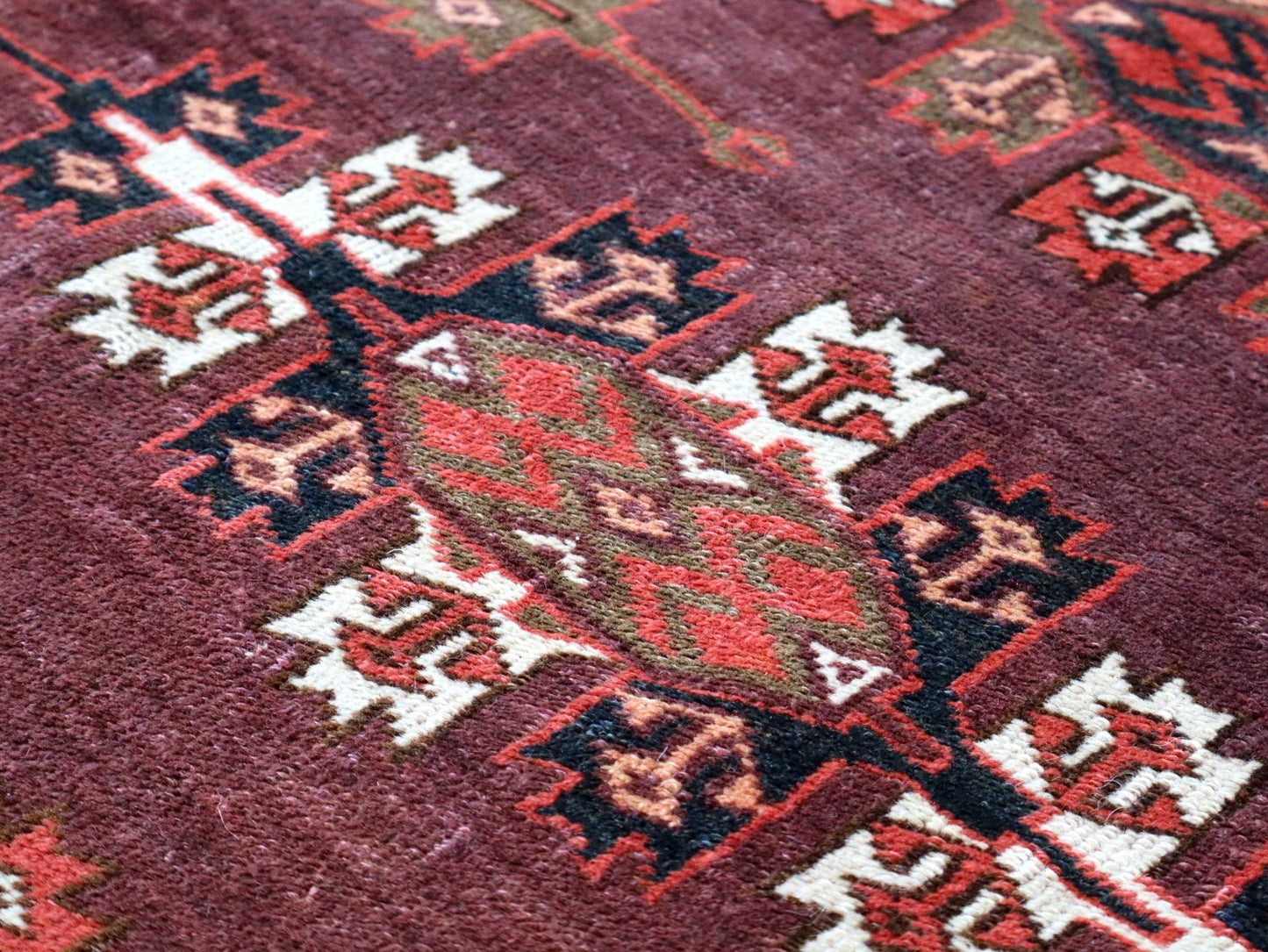 Turkmen Yomut Rug | 6' 10" x 10' 7"