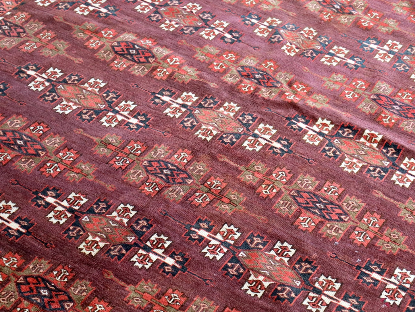 Turkmen Yomut Rug | 6' 10" x 10' 7"