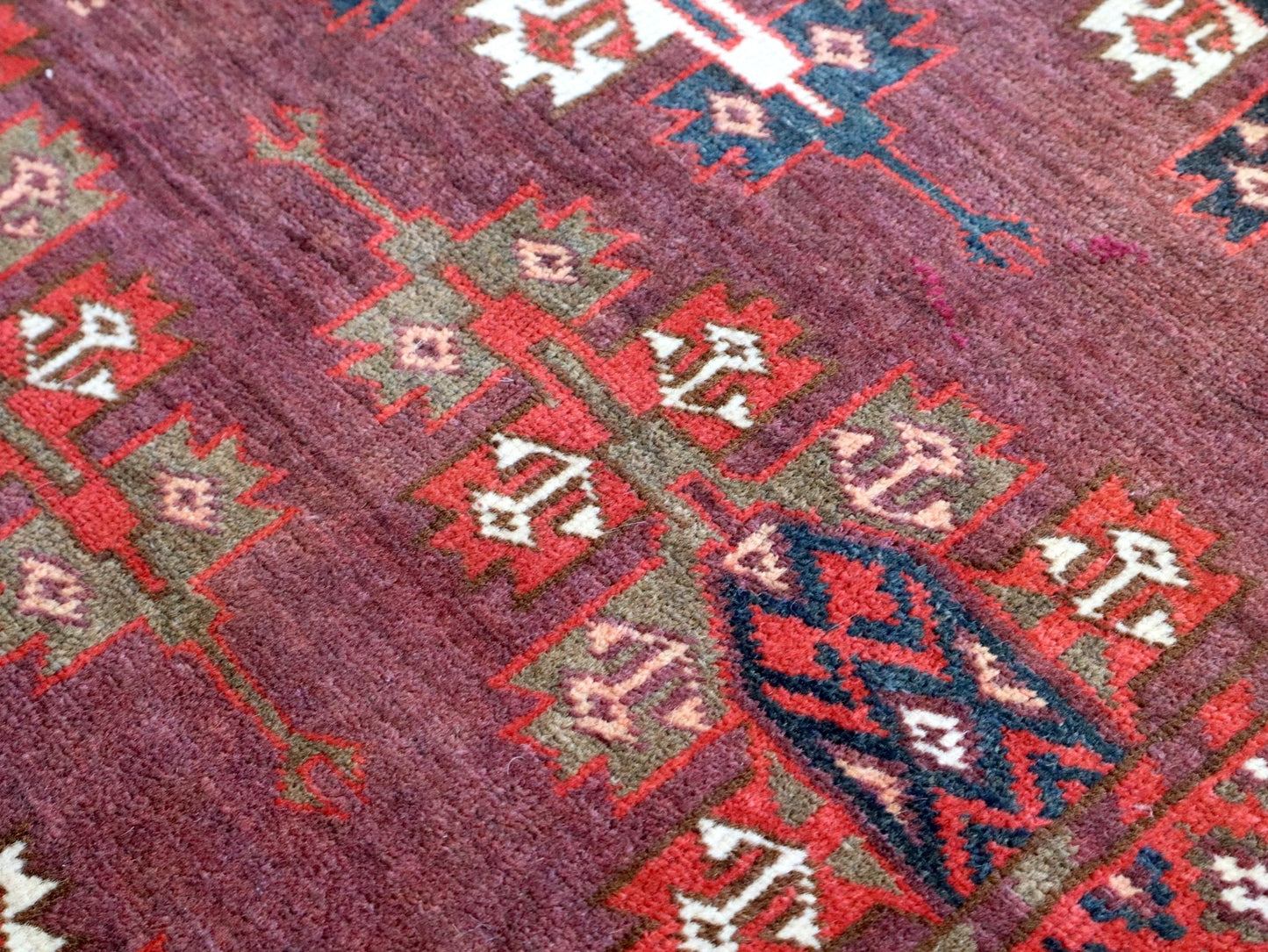 Turkmen Yomut Rug | 6' 10" x 10' 7"
